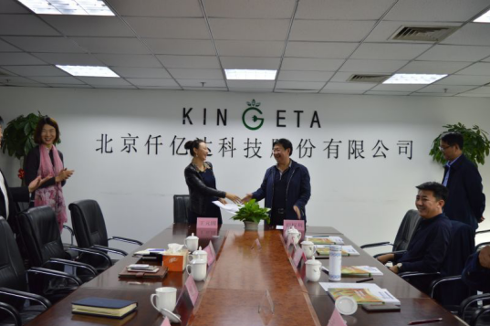 猫先生官网总裁王元圆与曲沃副县长崔权势签约现场