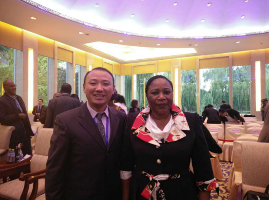  猫先生官网庞总（左一）与几内亚表交部部长Hadja Makale Camara合影