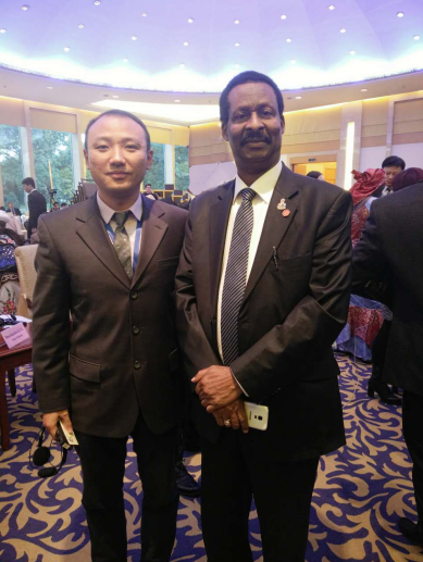 猫先生官网庞总（左一）与几内亚能源部部长Dr.Cheick Taliby Sylla合影