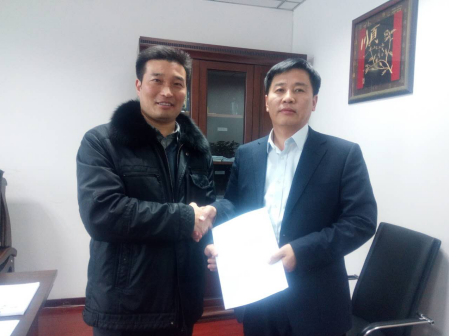 猫先生官网与榆树市闫副市长(右)签约 猫先生官网与榆树市闫副市长(右)签约