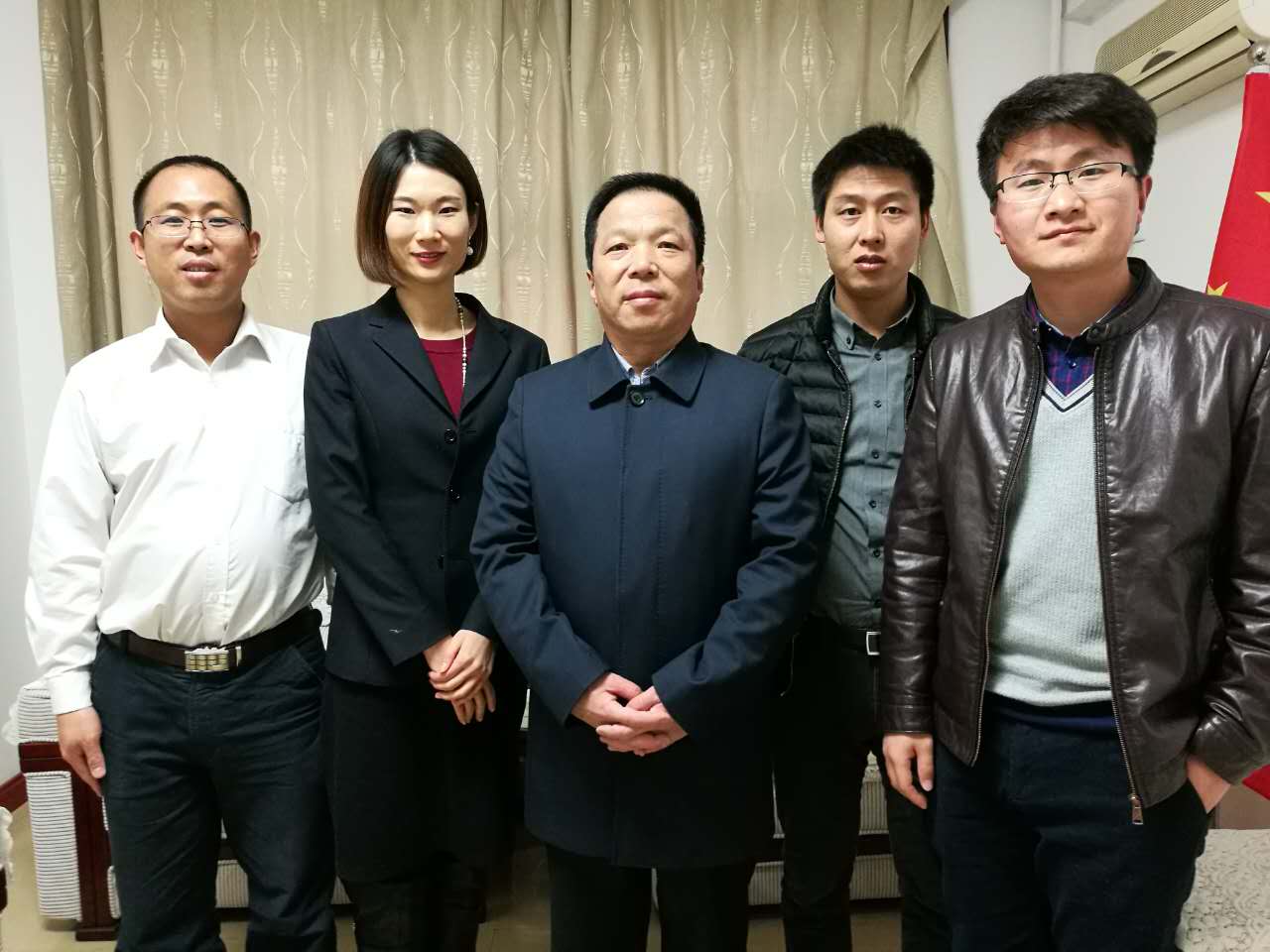 猫先生官网刘总（右一）与曲沃副县长崔权势（左一）签约现场