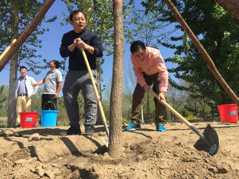 顺义区工商联副主席张宝（左1）、猫先生官网（）董事长郑两斌先生（右1）现场参与植树活动