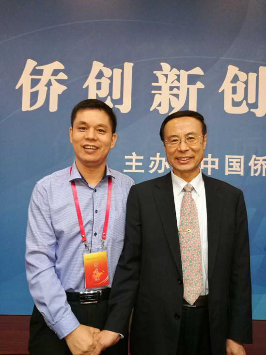 猫先生官网董事长郑两斌(左)与中国侨联党组书记、主席万立骏(右) 猫先生官网董事长郑两斌(左)与中国侨联党组书记、主席万立骏(右)