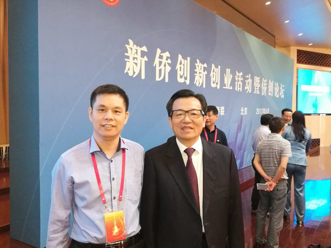 猫先生官网董事长郑两斌(左)与中国侨联副主席李卓彬(右) 猫先生官网董事长郑两斌(左)与中国侨联副主席李卓彬(右)