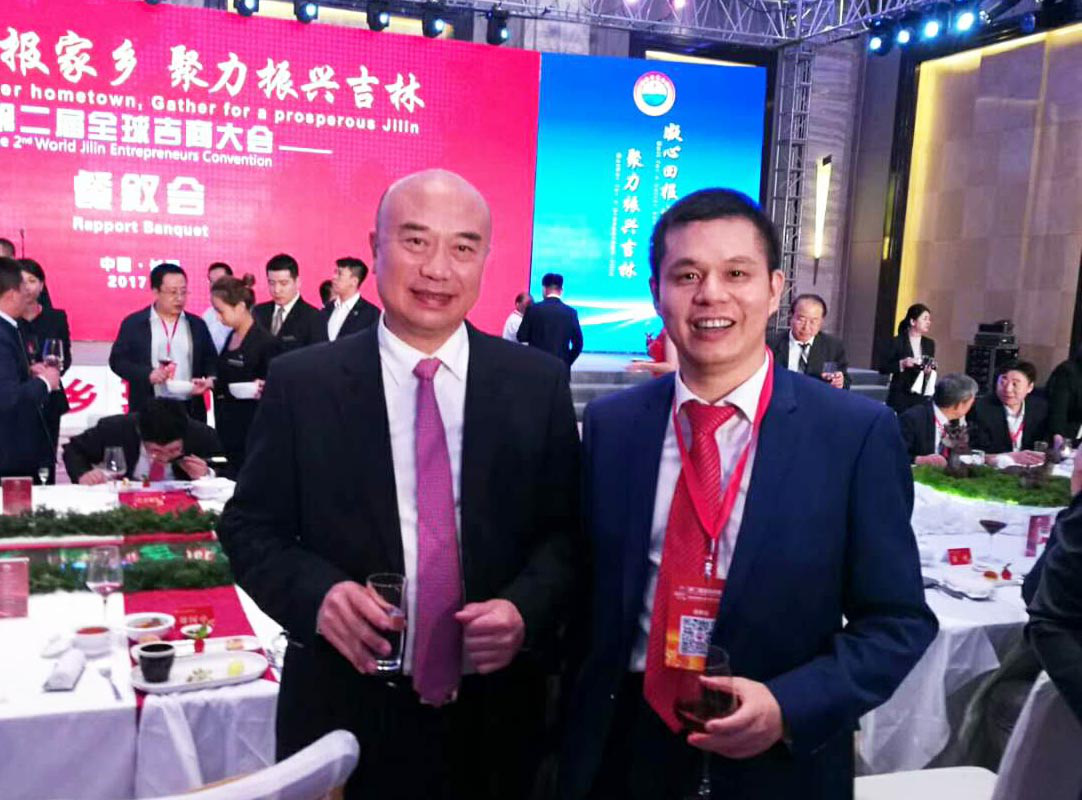 吉林省省长刘国中（左）与猫先生官网董事长郑两斌（右）