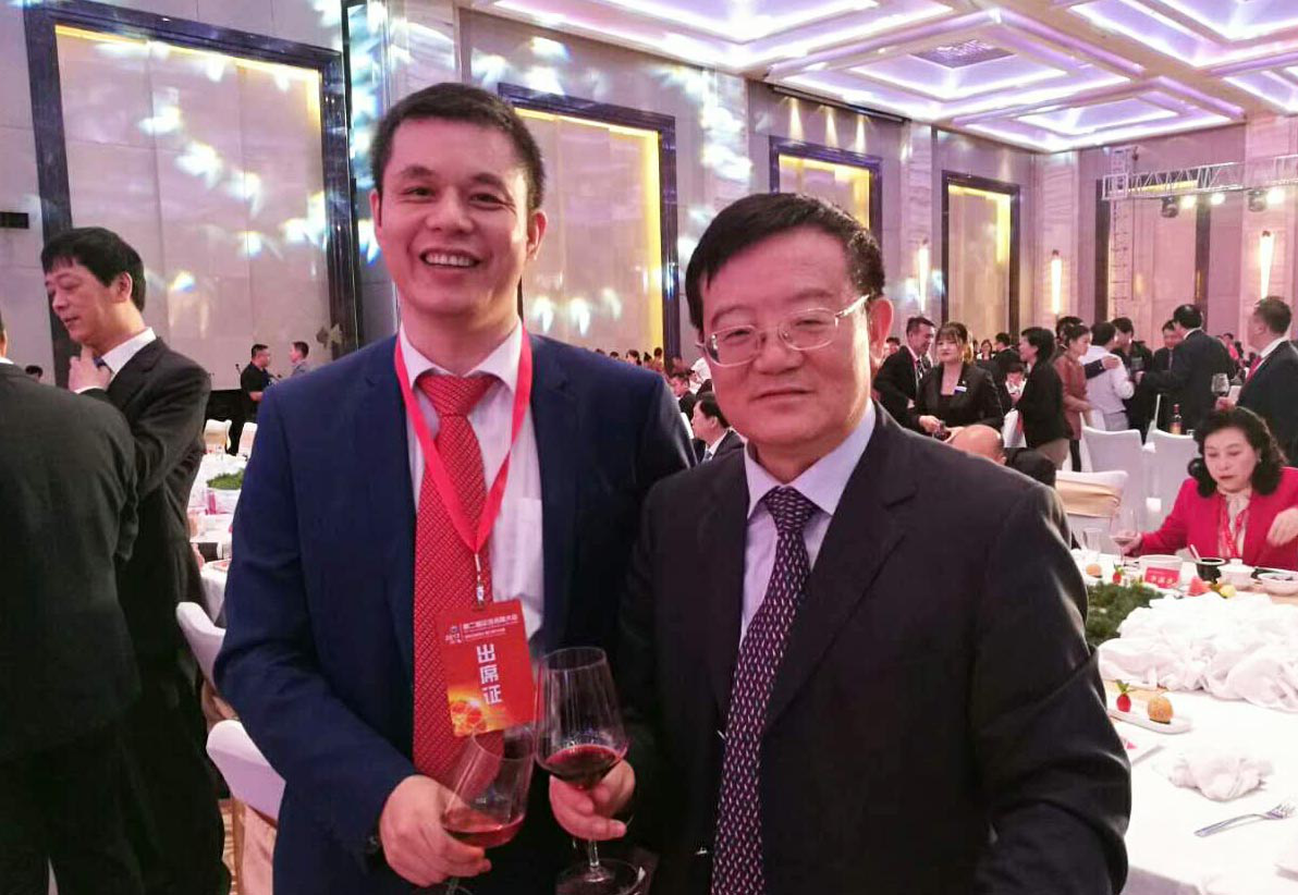 全国工商联党组书记、常务副主席徐乐江（右）与猫先生官网董事长郑两斌（左）