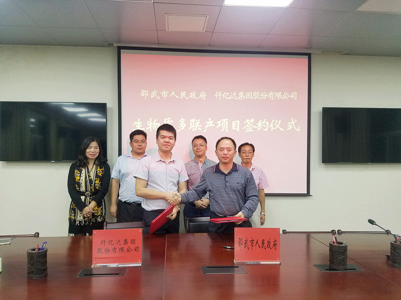 乐山猫先生官网能源公司总经理郑宝龙（左）与福建省邵武市人民当局常务副市长李敏飞（右）签约现场