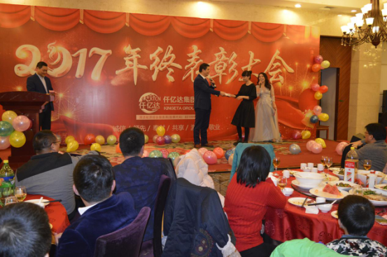 董事长郑两斌先生抽取、宣告终级幸运奖