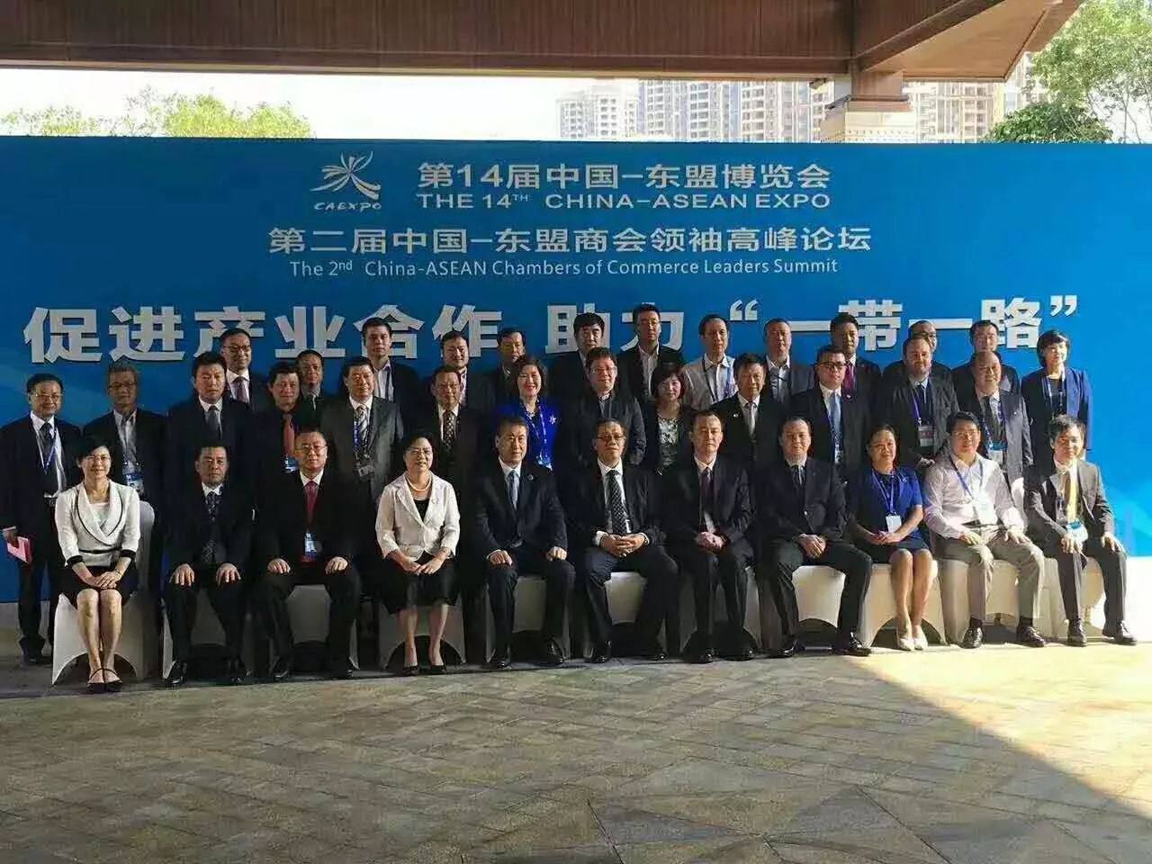 全国工商联副主席黄荣(首排右5)、广西壮族自治区副主席陈刚(首排右6)与猫先生官网董事长郑两斌(三排左3)等嘉宾合影